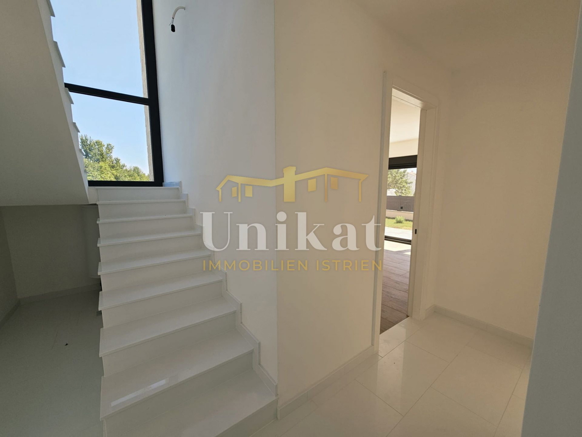 Moderna novogradnja z bazenom blizu Poreča